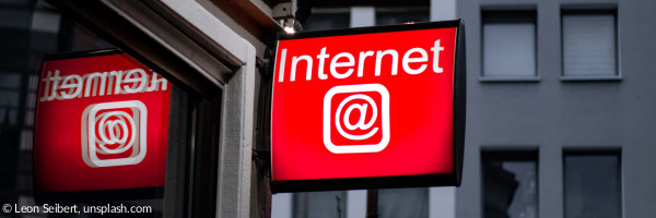 Rotes Leuchtschild "Internet"