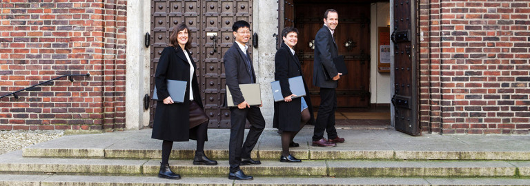 Team Vernetzte Kirche vor Kirchenportal