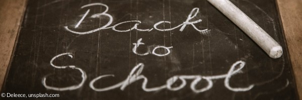 Kreide und Tafel mit Aufschrift "Back to School"
