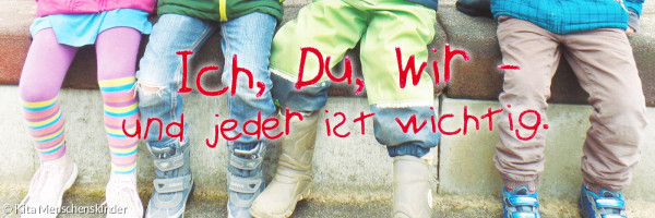 Kinderbeine mit bunten Strümpfen